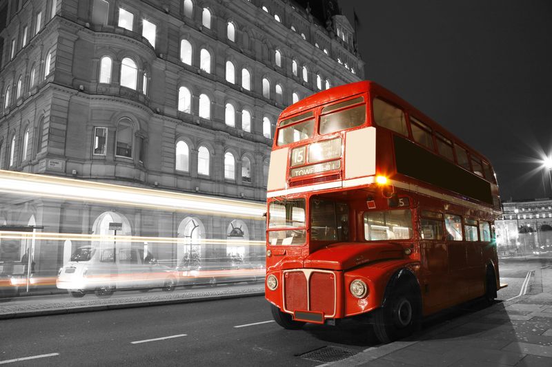 Красный автобус на улицах серого Лондона