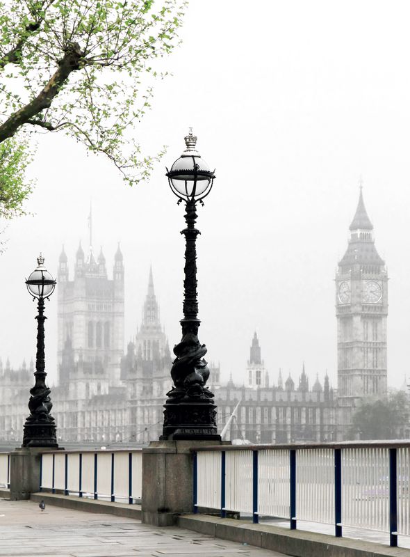 Туманная набережная в Лондоне