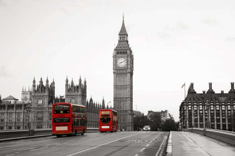Серый Лондон и красные автобусы
