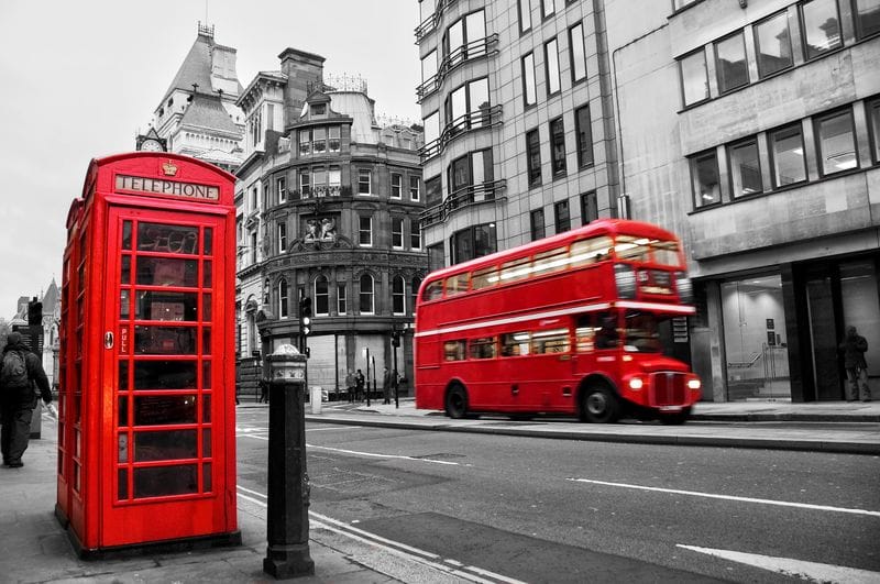 Красная телефонная будка и автобус на улицах Лондона