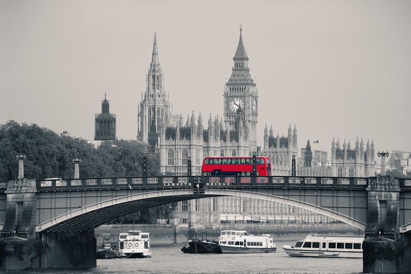 Черно-белый Лондон и красный автобус