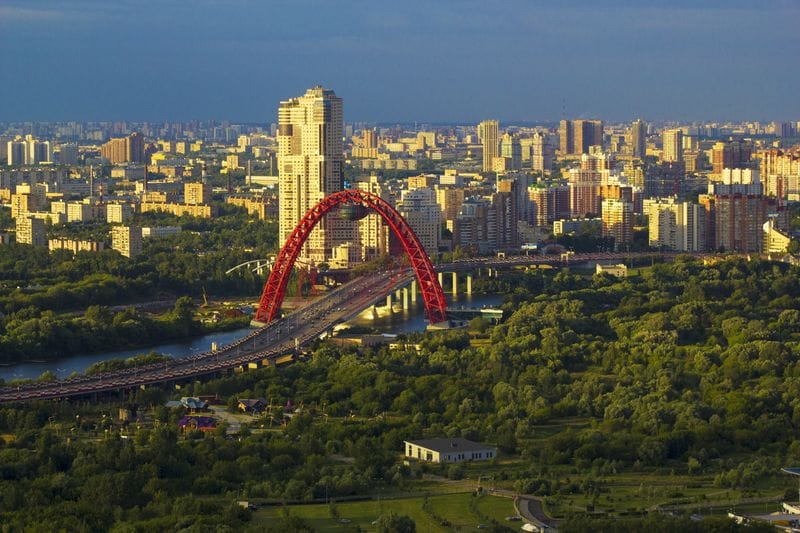 Красочный мост в Москве