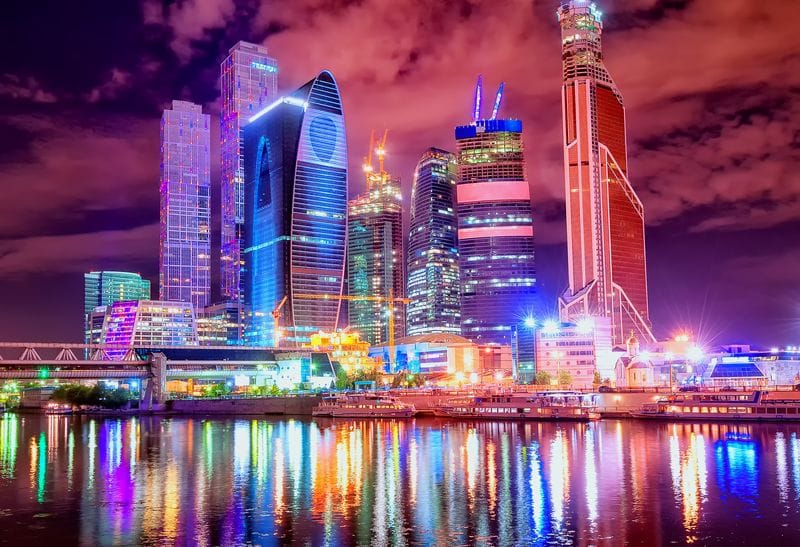 Москва-Сити в красных ночных огнях