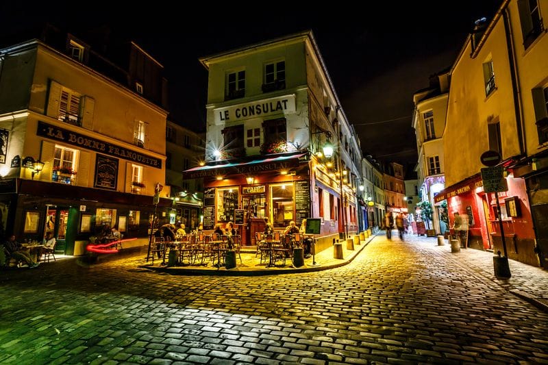 Улочка в Париже ночью