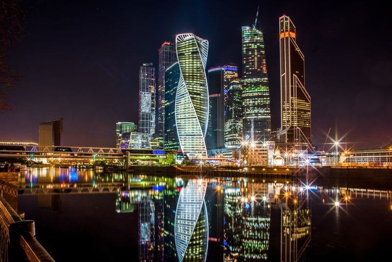 Ночная Москва-Сити с отражением в воде