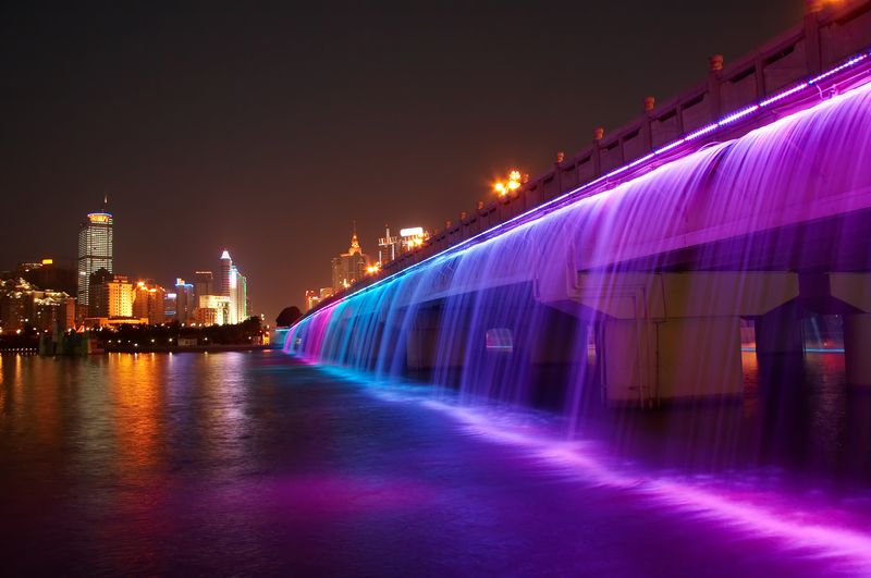 Брызги фонтана в ночном городе