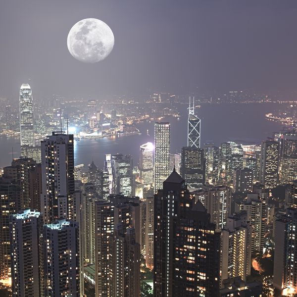 Луна над ночным Гонконгом