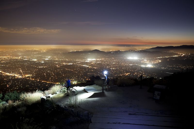 Горы Лос Анджелеса в ночи