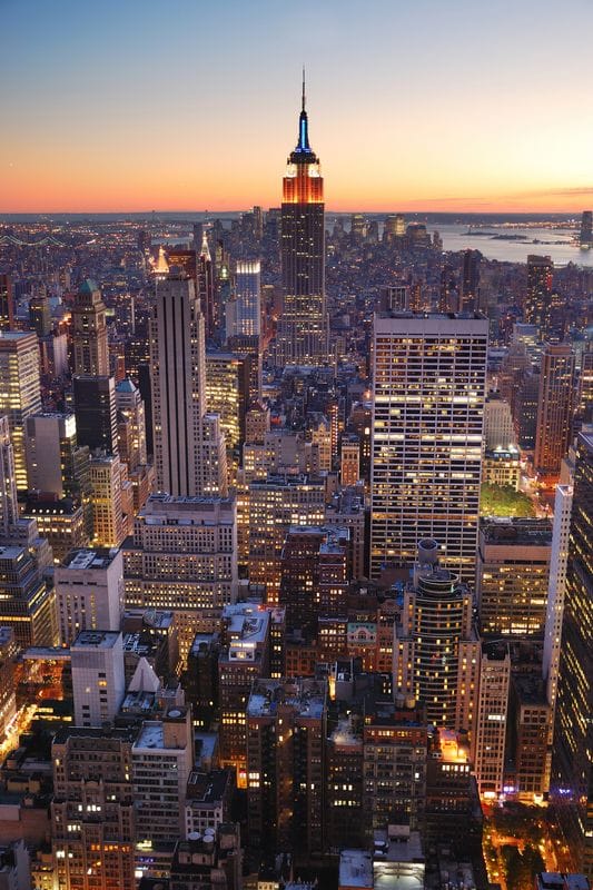 Вертикальный вид на ночной Нью-Йорк