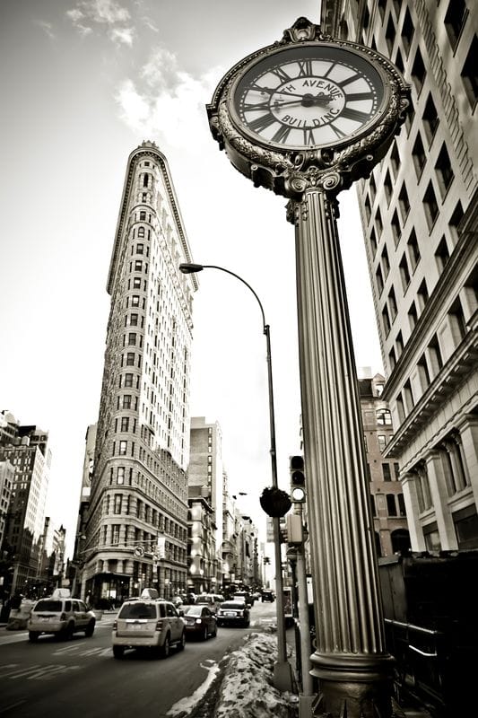 Часы на улице города в черно-белом цвете