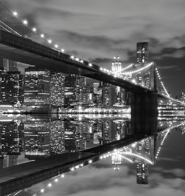 Бруклинский мост в черно-белом цвете