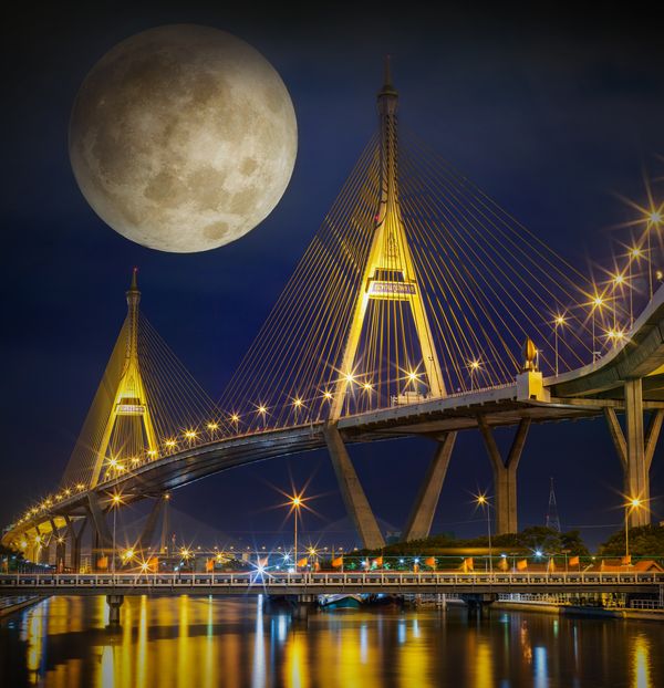 Яркая луна над мостом
