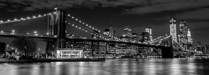 Панорамный черно-белый Бруклинский мост