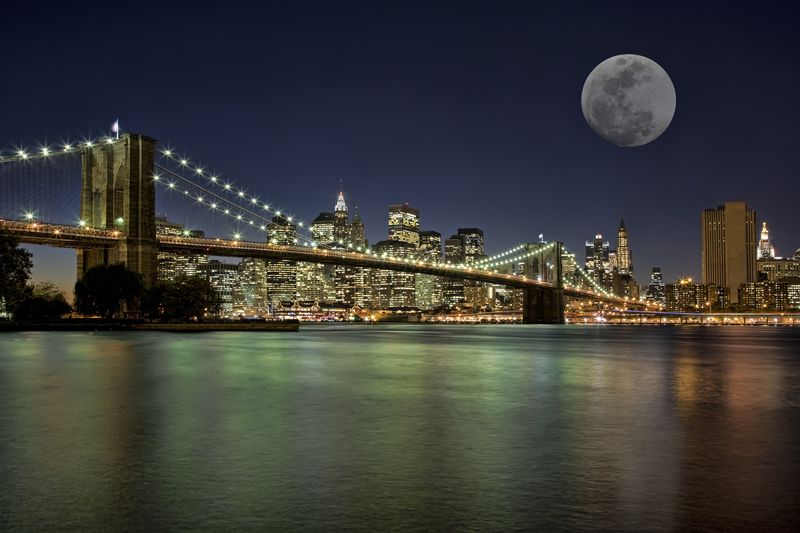 Полная луна над Бруклинским мостом