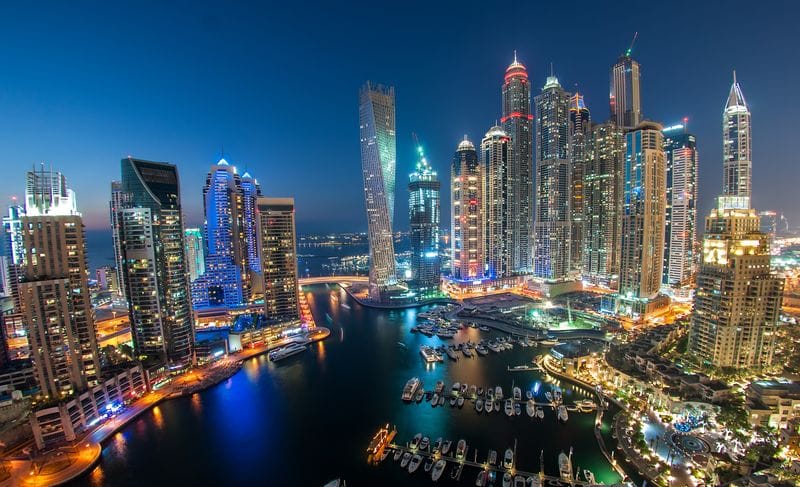Вид на ночной Дубай в огнях