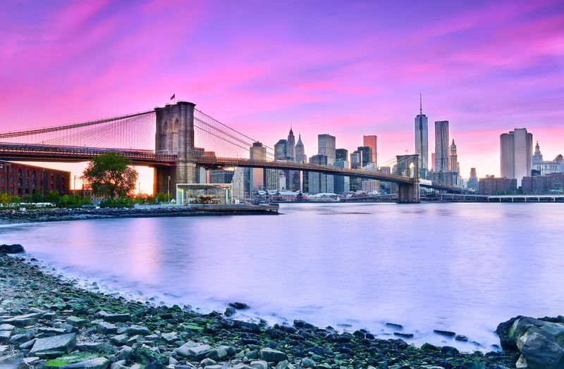 Фиолетовый восход над Бруклинским мостом