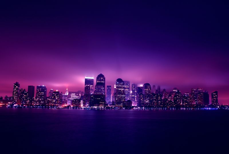 Фиолетовая панорама города