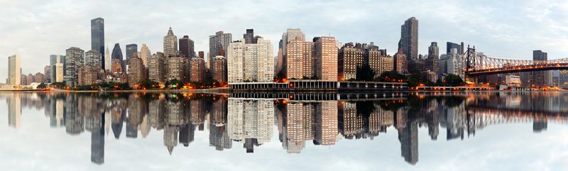 Панорама города с отражением в воде