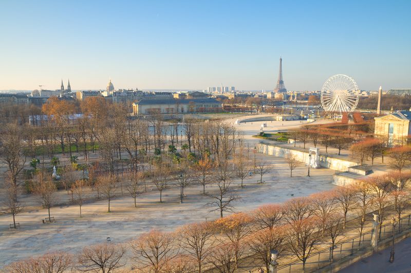 Солнечный зимний день в Париже