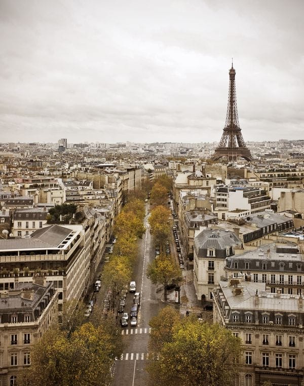 Улица Парижа и Эйфелева башня