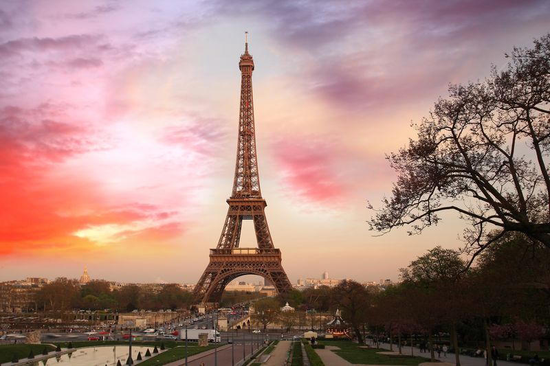 Красное небо над Парижем