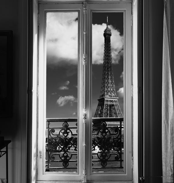 Вид на Эйфелеву башню с балкона