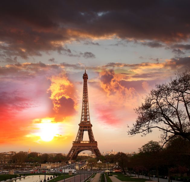Очень красивое небо над Парижем