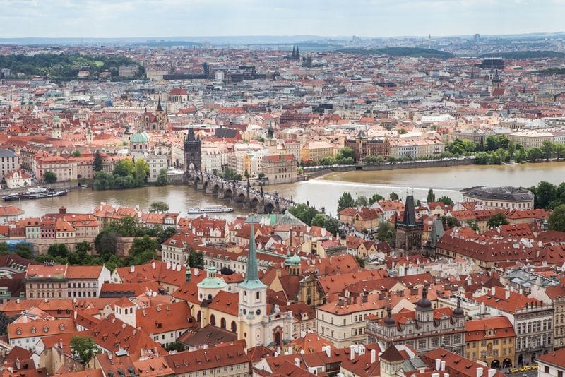 Вид на крыши Праги с высоты