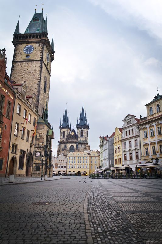 Вид на пустую главную площадь Праги