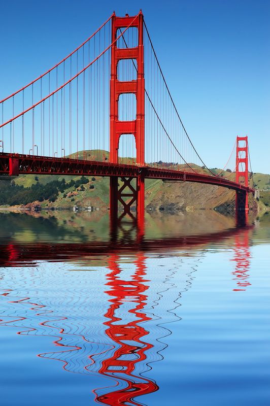 Мост золотые ворота с отражением в воде
