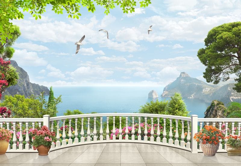 Балкон с цветами и видом на море