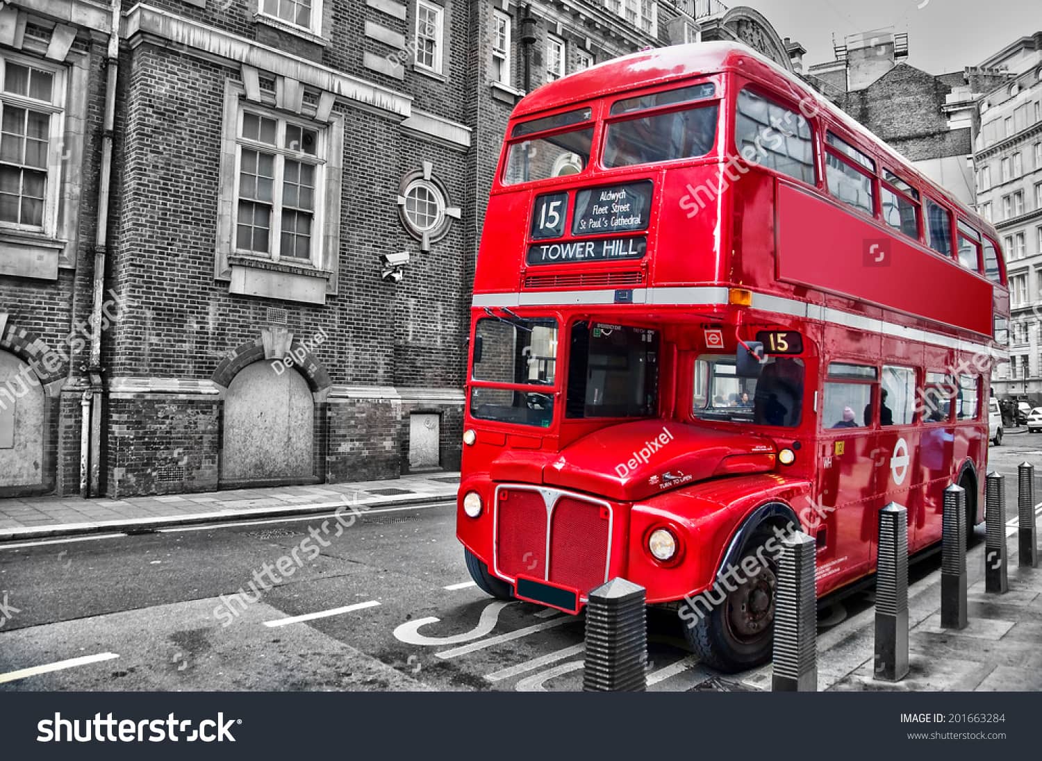 Черно-белый Лондон и красный автобус