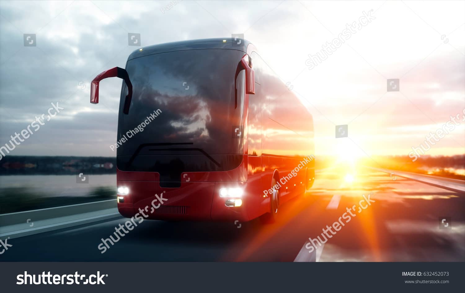 Красный автоубс в лучах солнца