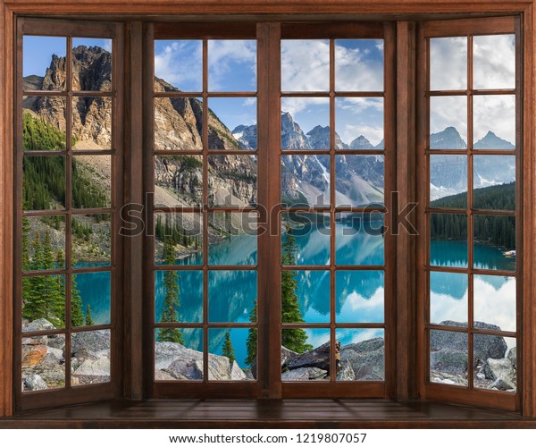 Деревянное окно с видом на горное озеро