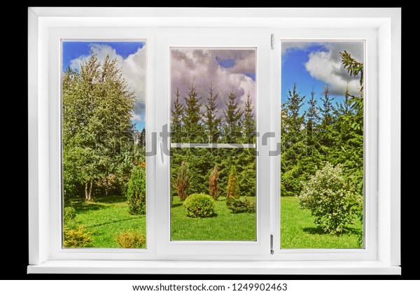 Белое окно с видом на зеленый сад