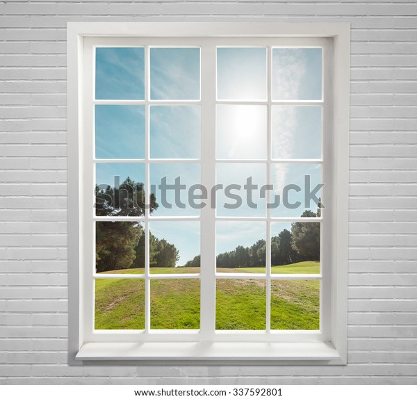 Кирпичная белая стена с окном