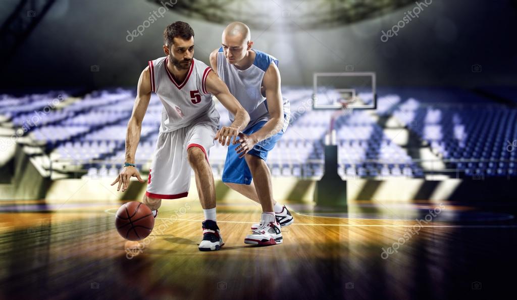 Борьба двух баскетбольных игроков
