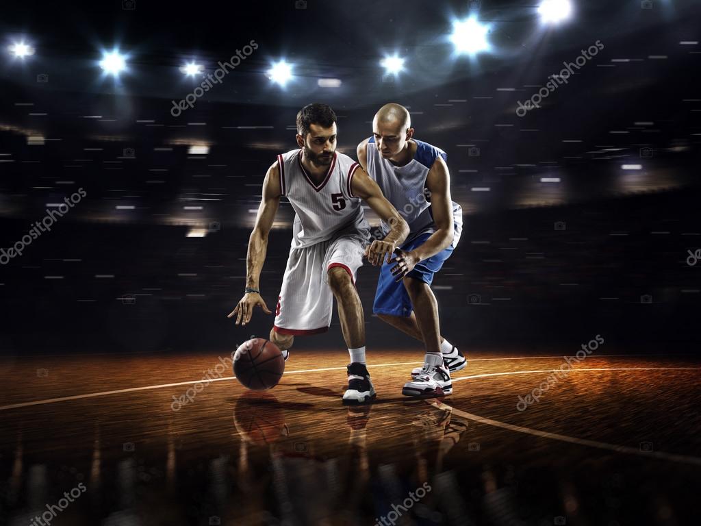 Баскетболисты на черном фоне