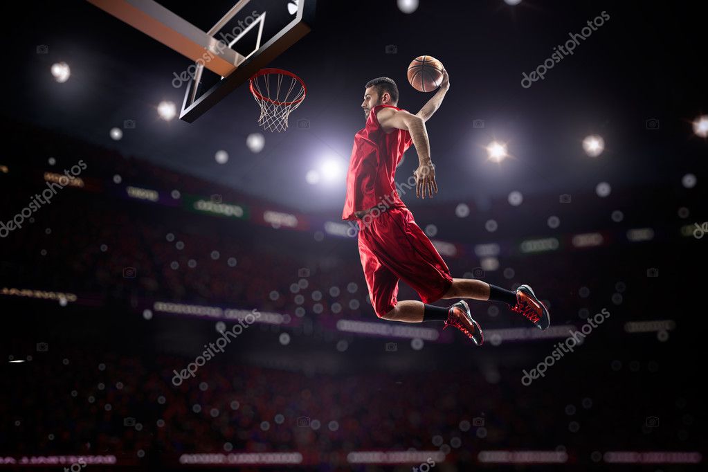 Баскетболист в красной форме в полете