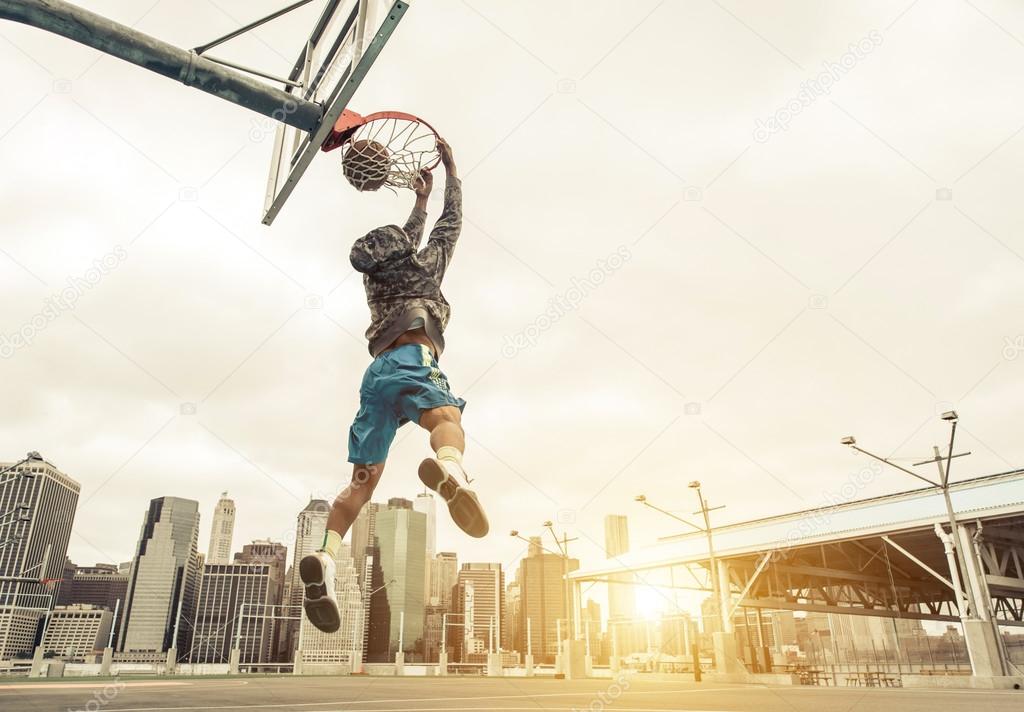 Бросок баскетболиста в мегаполисе