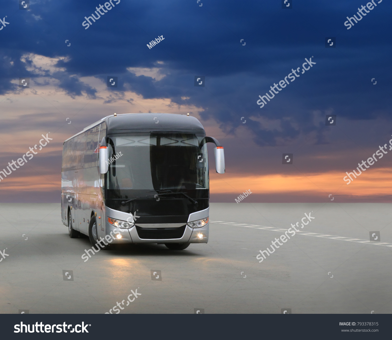 Автобус на фоне заката