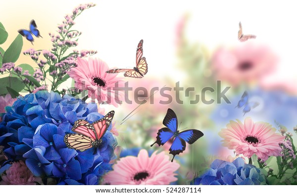 Полет бабочек над яркими цветами