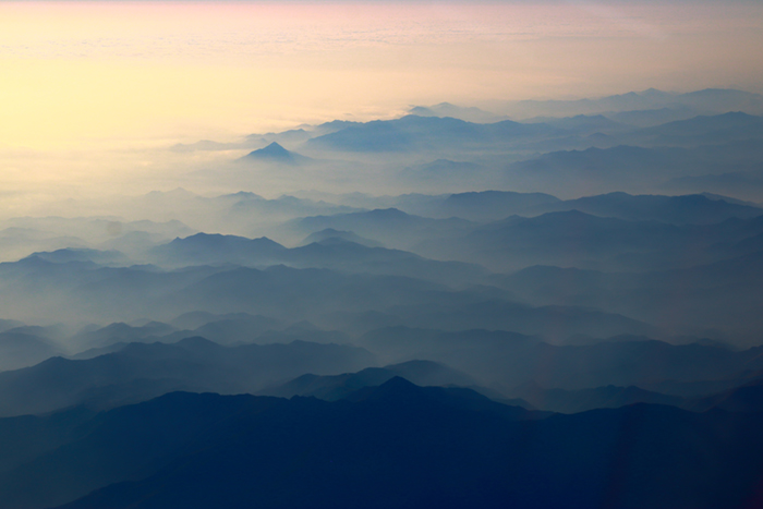 Серо-голубые горы в облаках на рассвете